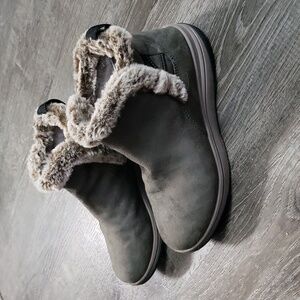 Clarks Breeze Fur Cloudsteppers in a Gray Green Color Sz 8W